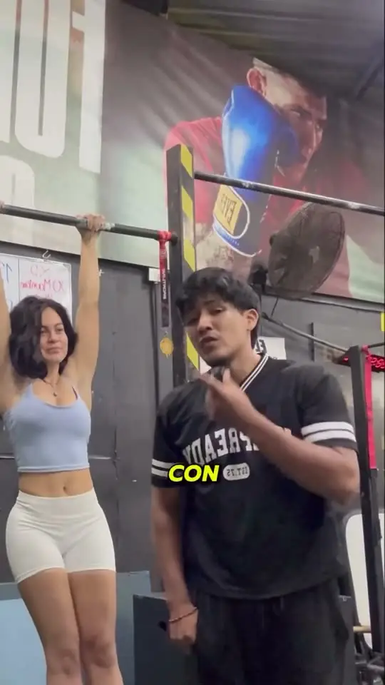 Alejandra haciendo dominadas con su coach en BM Calistenia